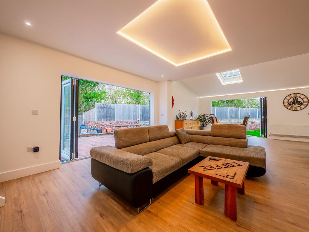 Lounge/Dining Area d