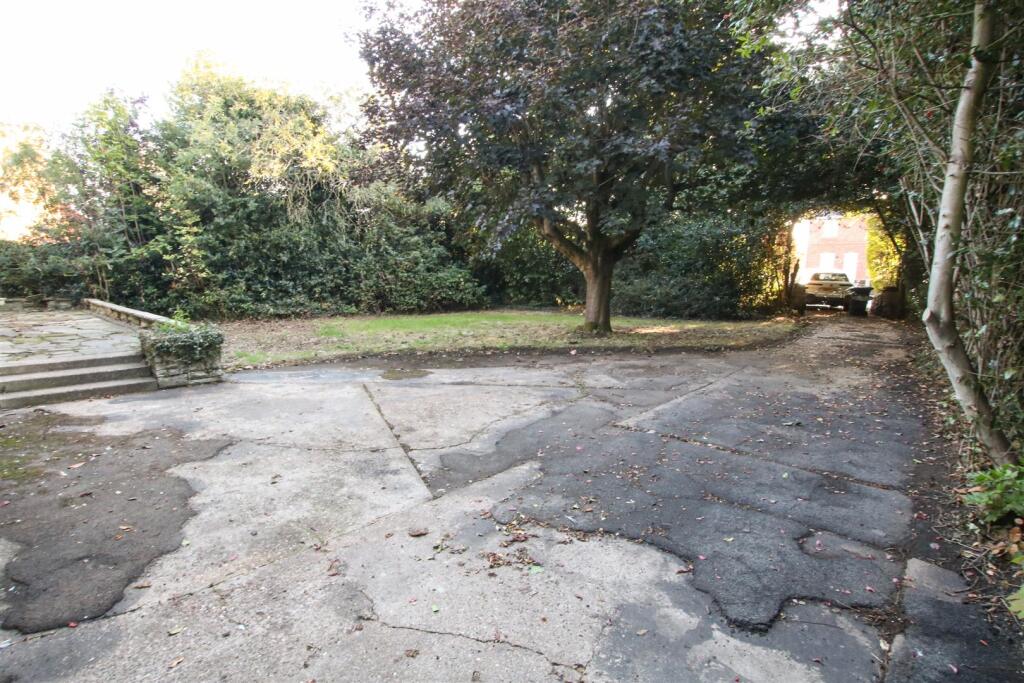 FRONT GARDEN