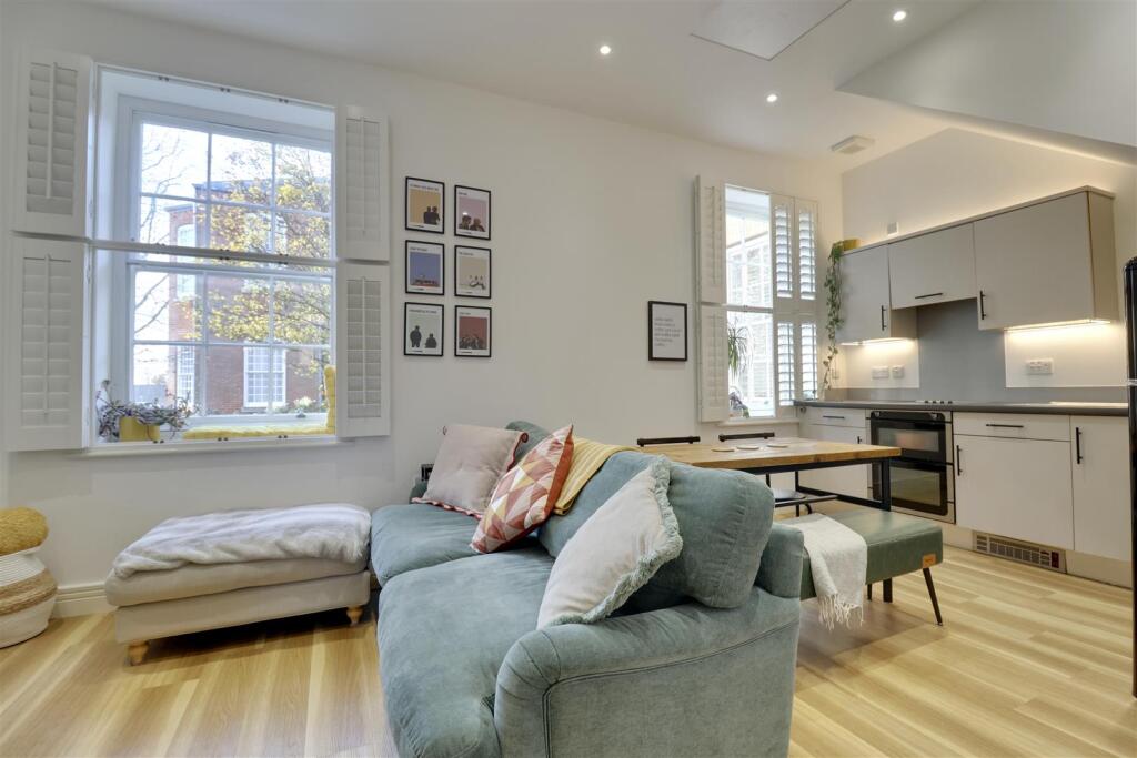 KITCHEN/LOUNGE/DINER