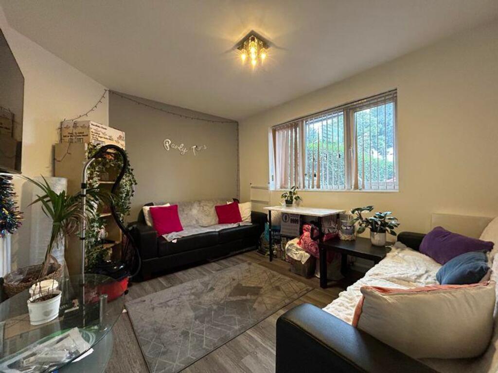 A spacious and inviting large modern living roo...