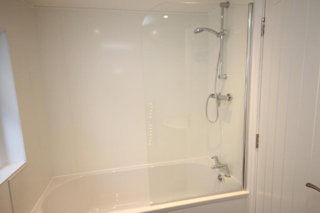 Family Bathroom (Copy).JPG