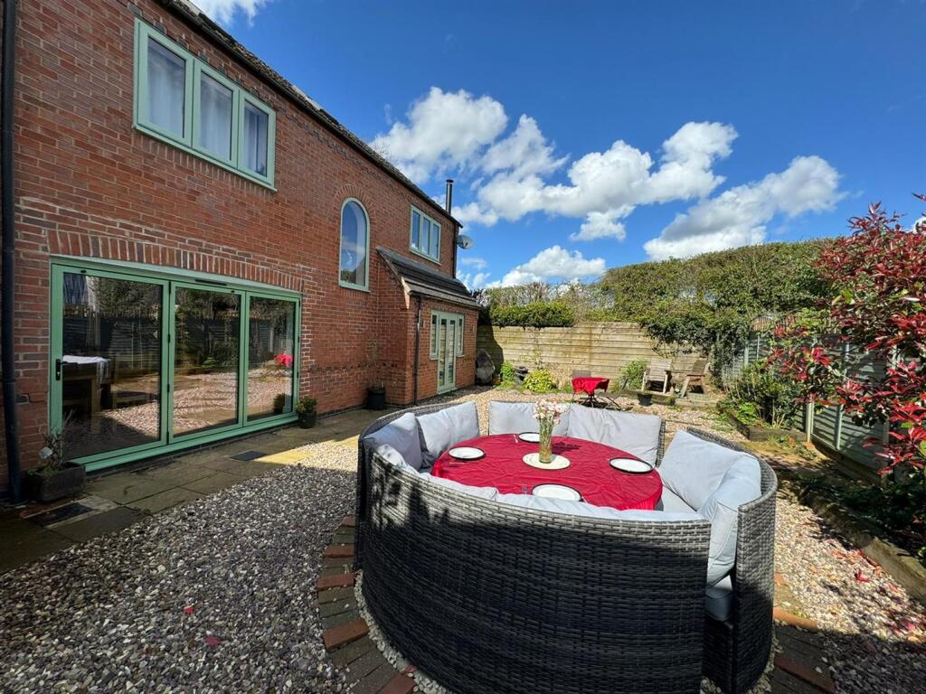 REAR GARDEN B.jpg