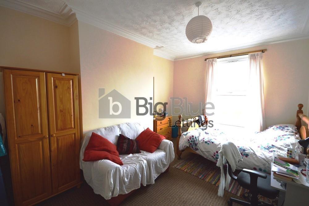 A cozy double bedroom featuring a comfortable b...