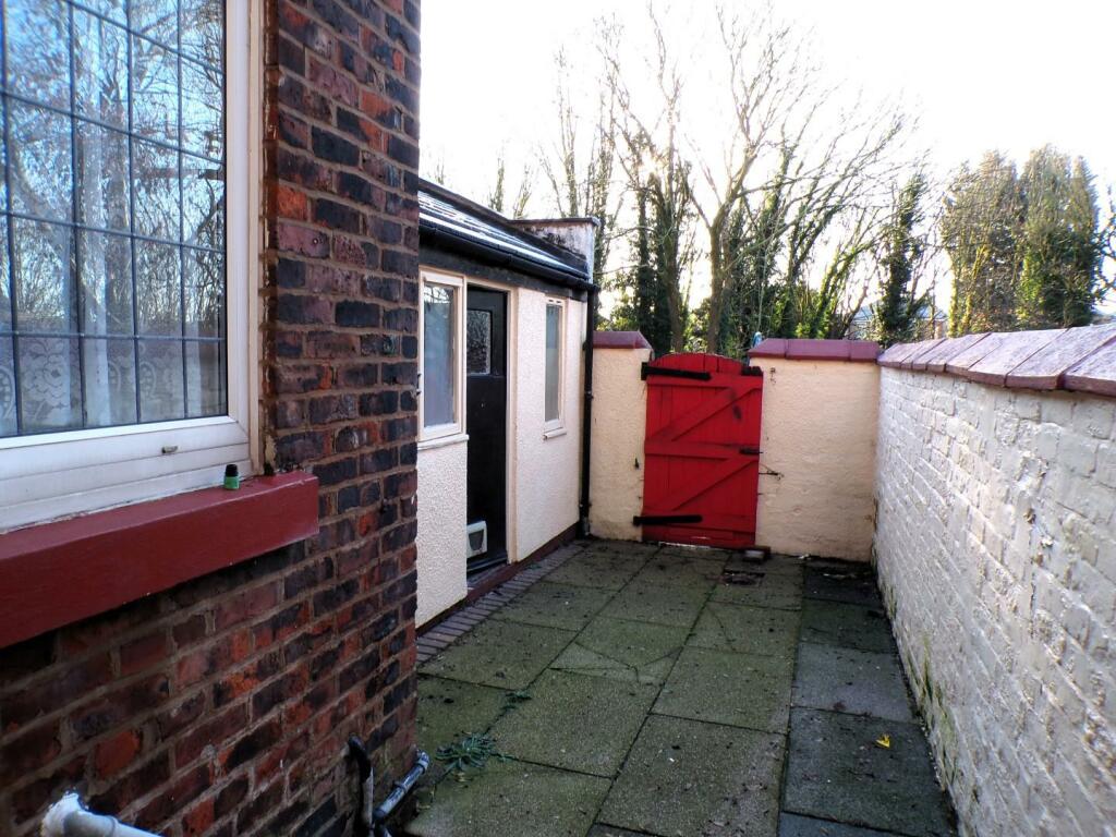 DerbyshireRd21yard1.JPG