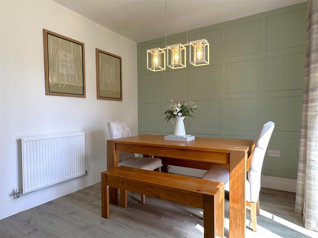 Dining Area With Feature Wall 919