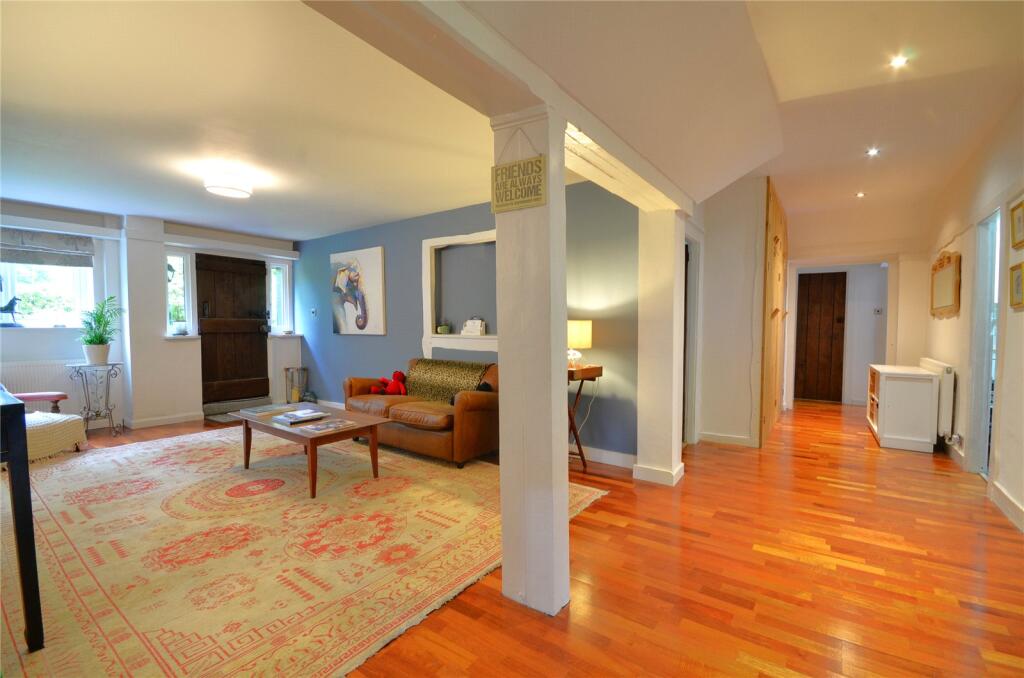 Entrance/Sitting Hal