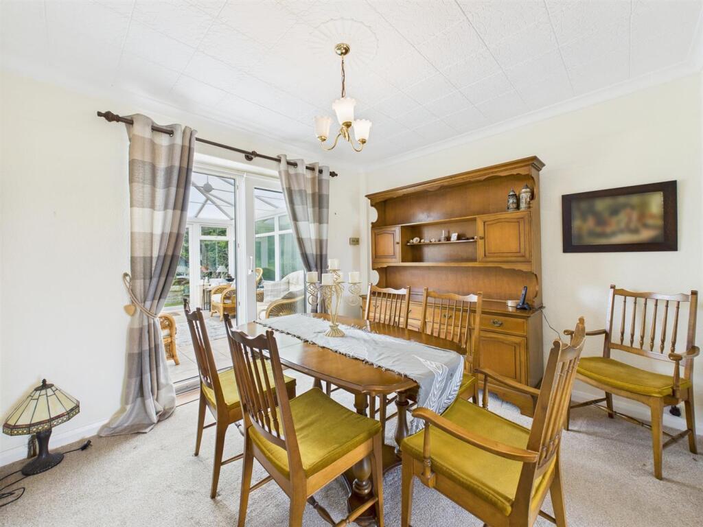 Dining room: