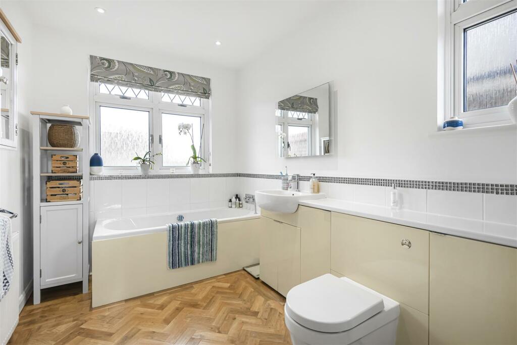 LUXURY BATHROOM/WC: PIC. 1