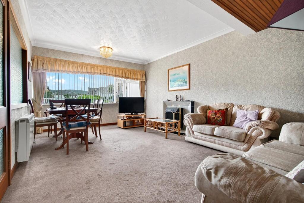 4_6 broom court, largs_03.jpg