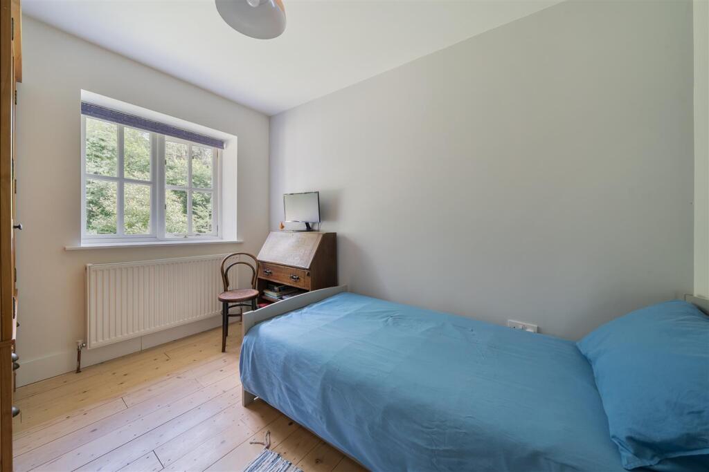 Jubilee Cottage Bedroom 2.jpg