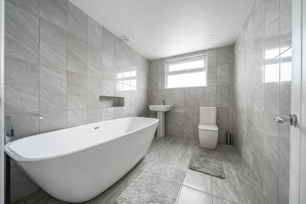 Upstairs Bathroom (1)