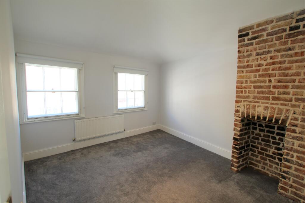 6 bedroom 1.JPG