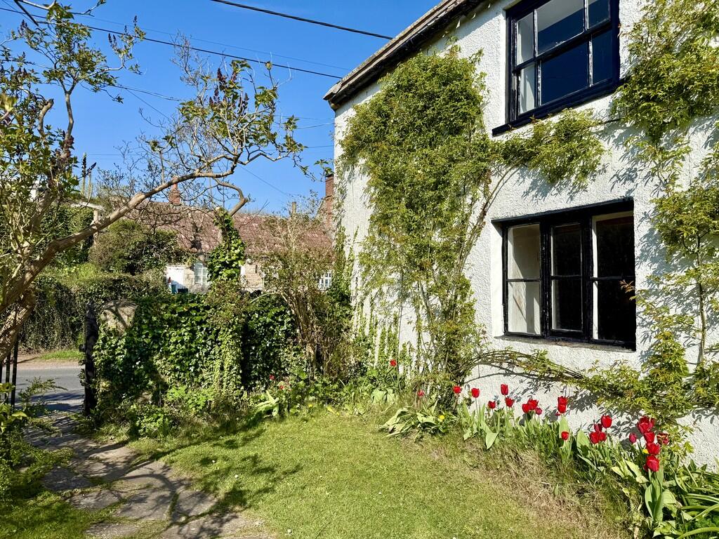 Front view/garden...