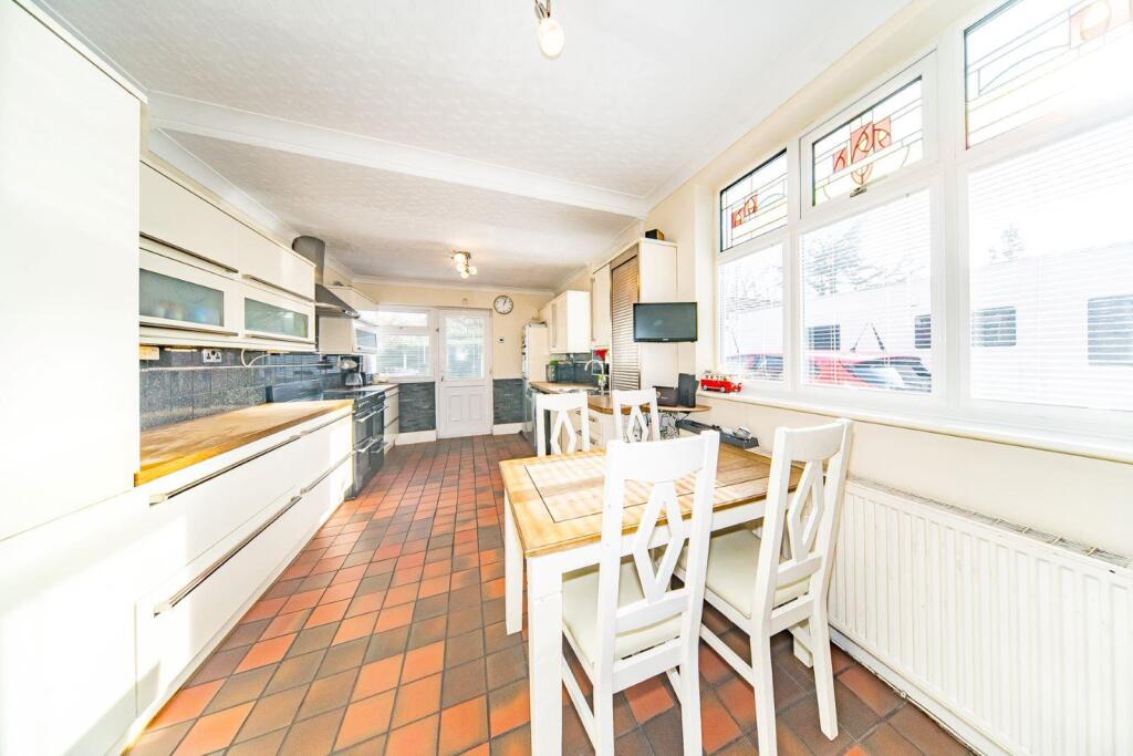 8 Albany Ave dining kitchen.jpg