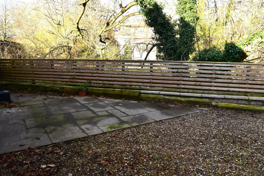 ENCLOSED COURTYARD GARDEN