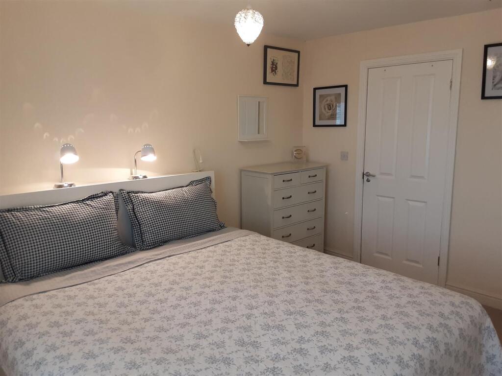Principal Bedroom with Ensuite and Walk in Wardrob