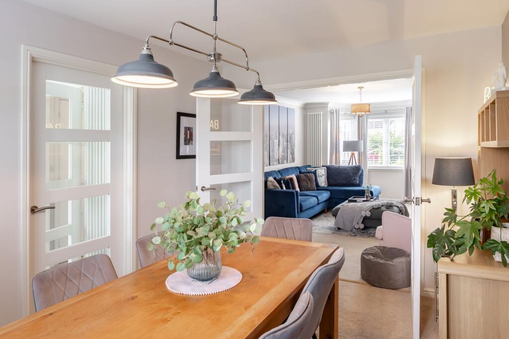 Lounge / Dining Area