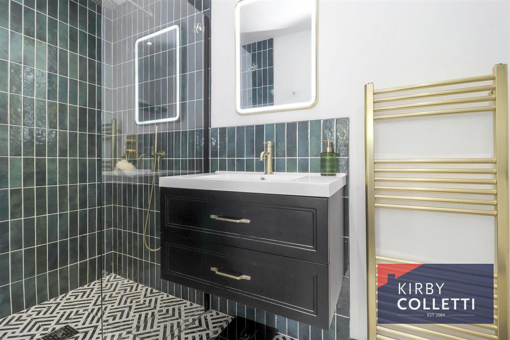 EN SUITE SHOWER ROOM TO BEDROOM ONE