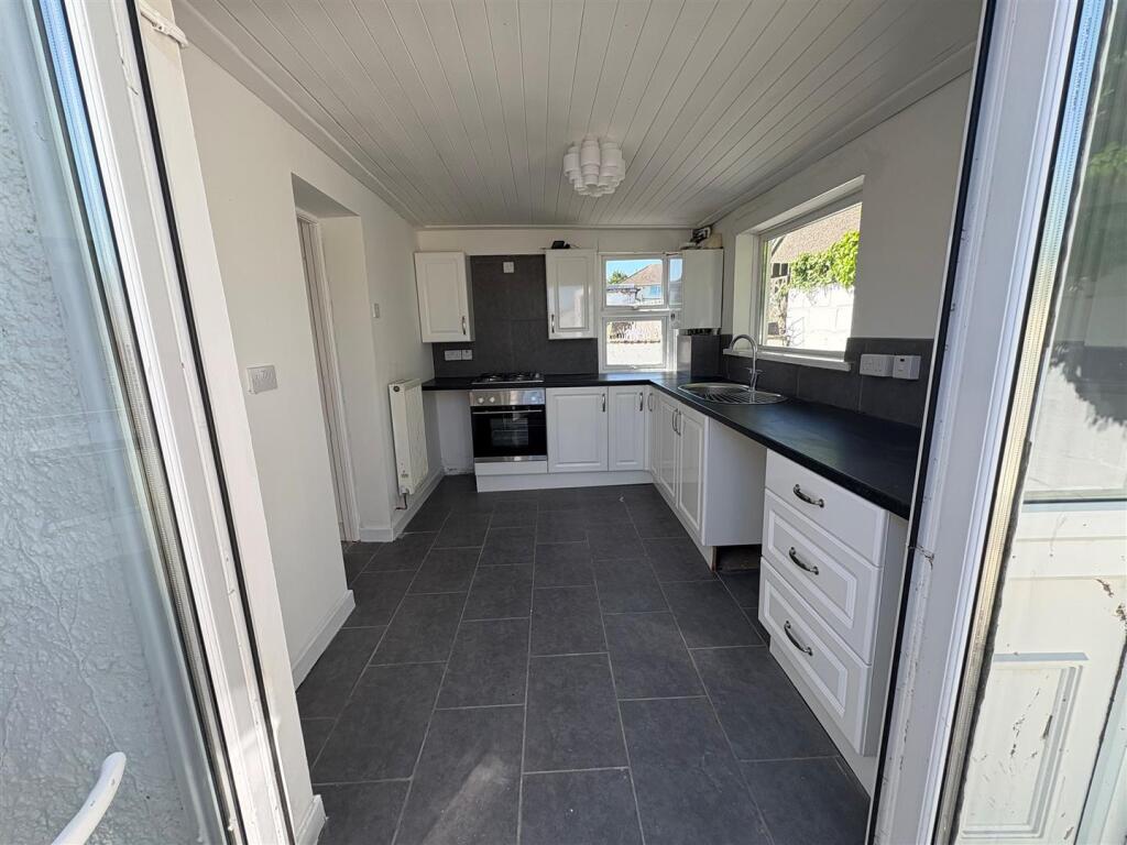 Kitchen f.jpg