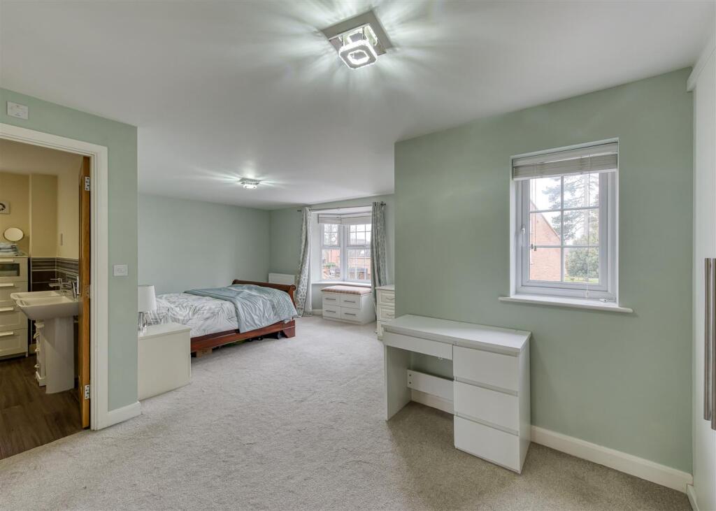 9 Henry Fowler Drive-bed1a.jpg