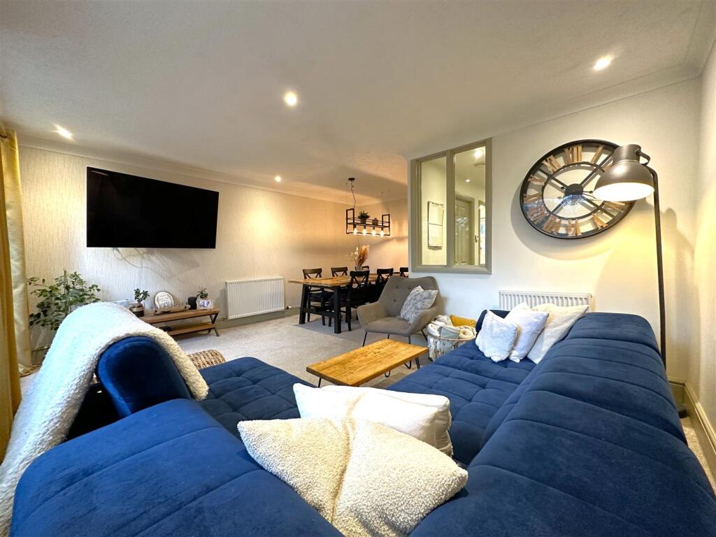 Spacious Living Room 180