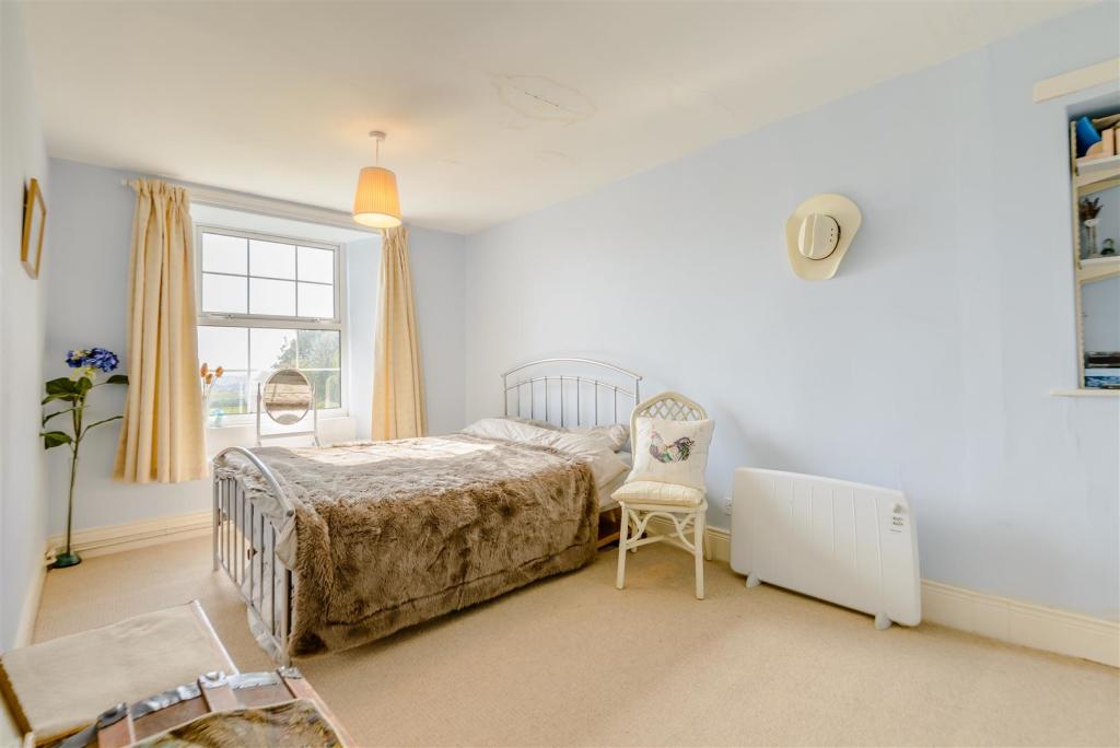 8436331-interior18.jpg