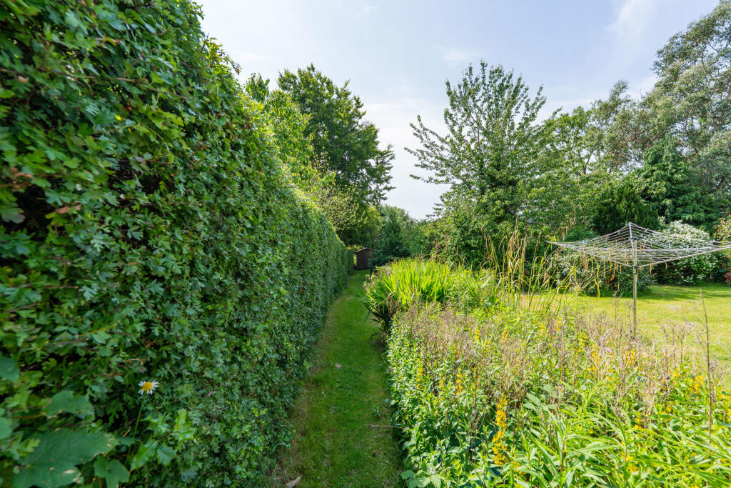 34_rear_garden_10