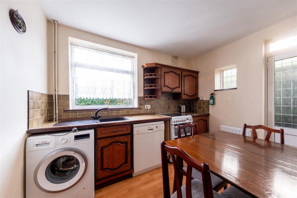 3 Chestnut Close-002.jpg