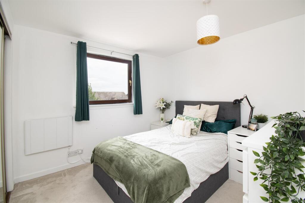 bedroom 1 (2).jpg