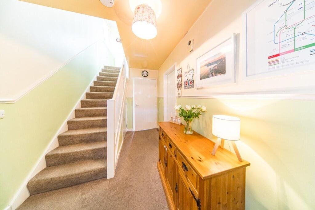 10 Tinling Close hall.jpg