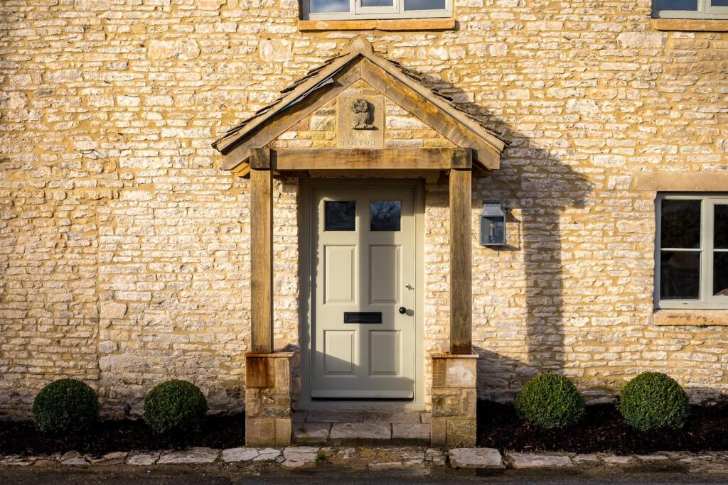 10 - Long Cottage - GL54 4AF - Web.jpg