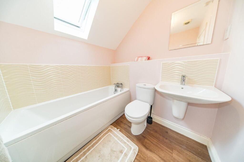 19 Sandfield Crescent bathroom.jpg