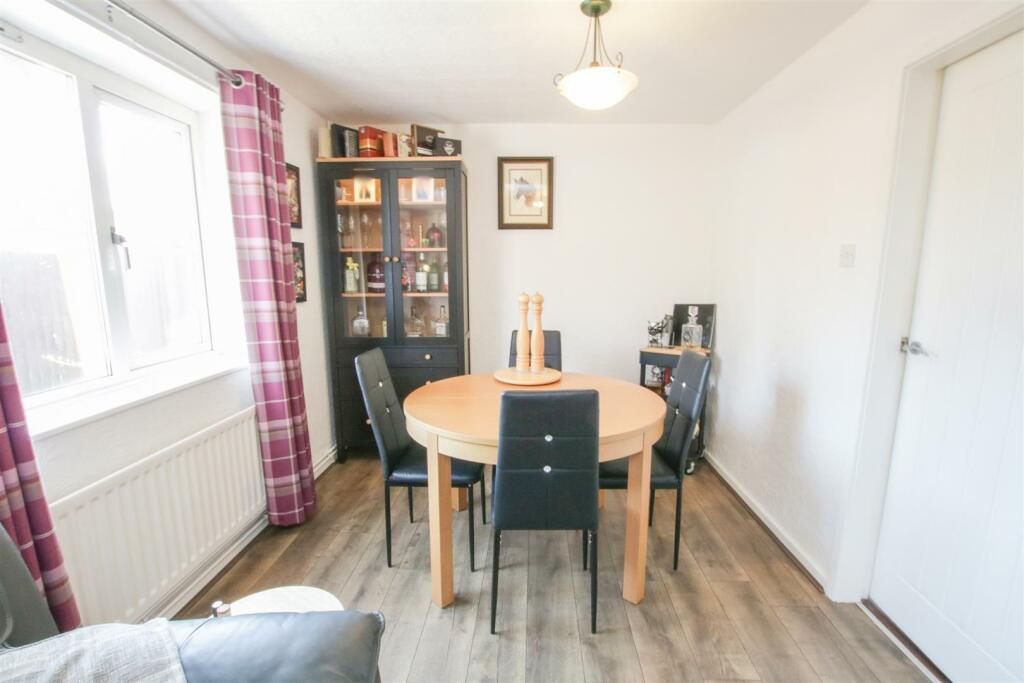 LOUNGE / DINING ROOM
