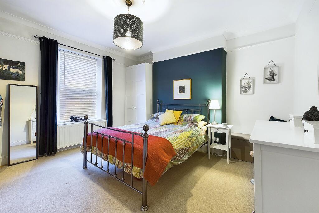 CAM04201G0-PR0052-STILL019