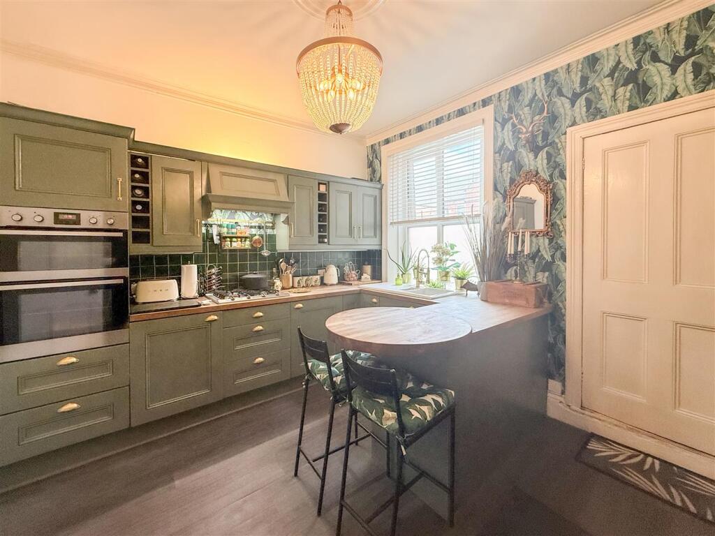 BREAKFASTING KITCHEN