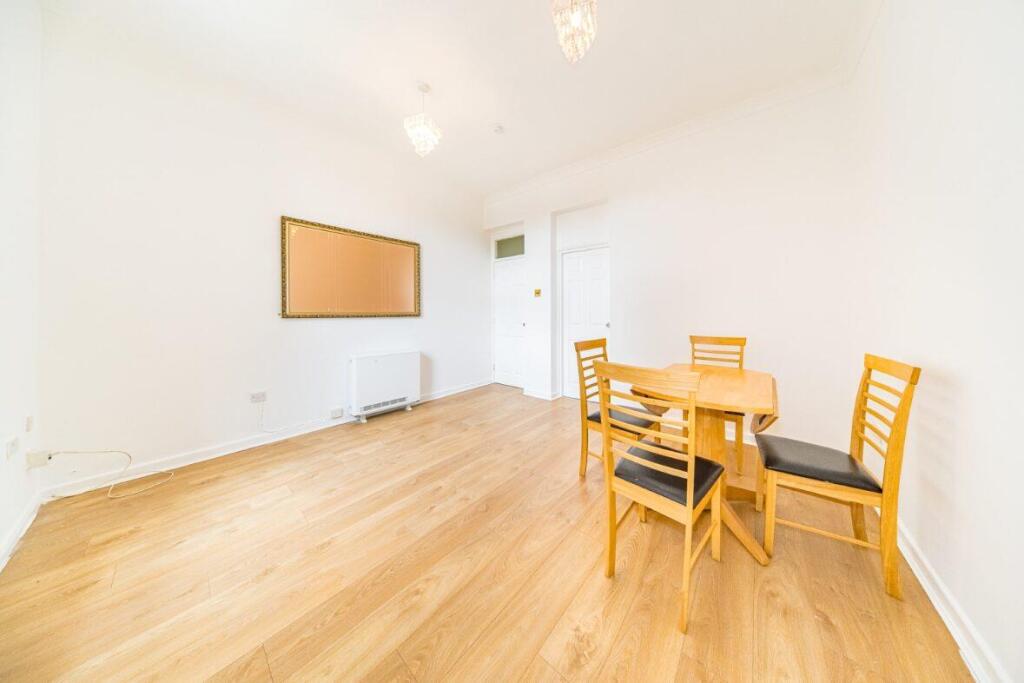 11 vale lodge lounge 2.jpg