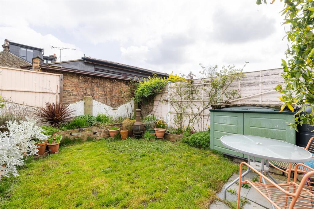 Pembar Avenue E17