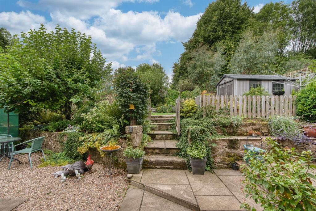 Rear Garden - steps to lawn.jpg