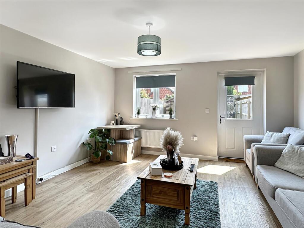 Living / Dining Room (2)