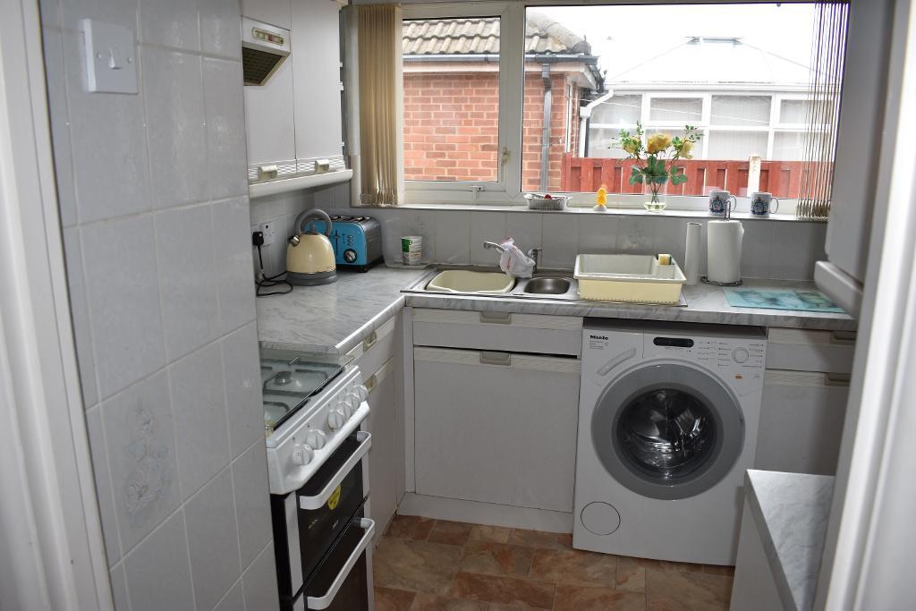 Kitchen with fitted base and wall units 