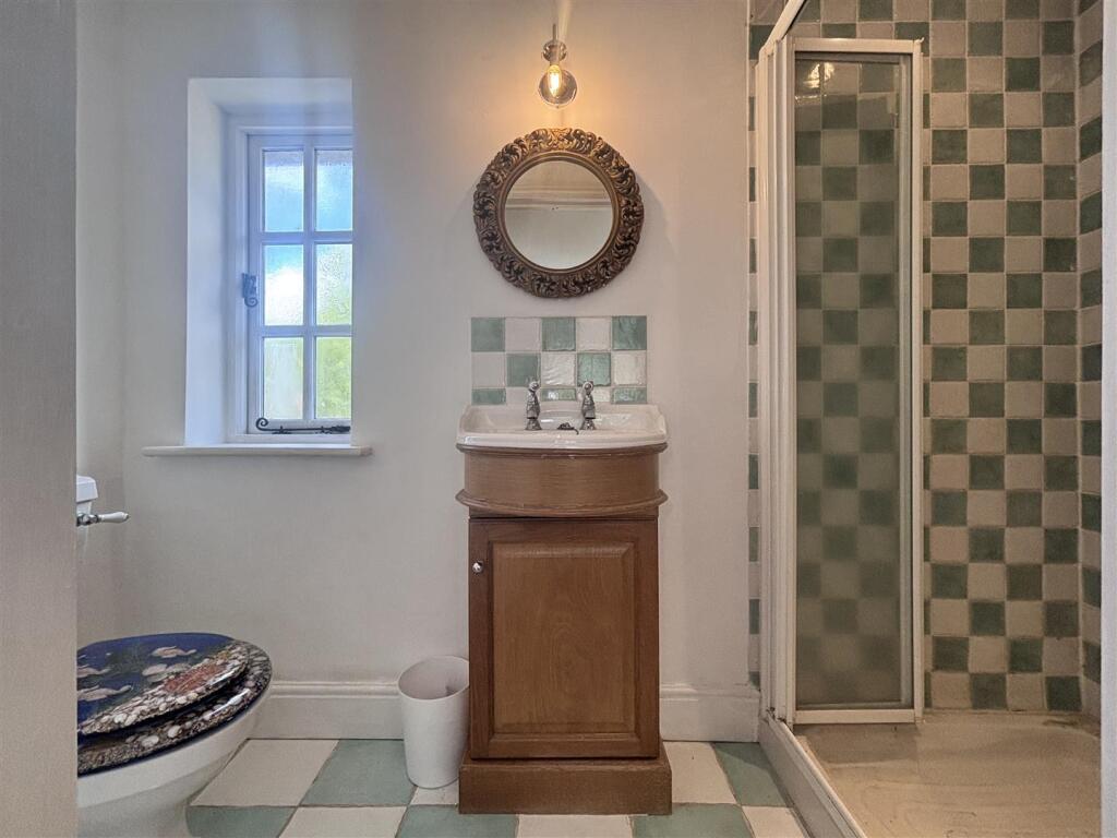 Corner Cottages en-suite.jpg