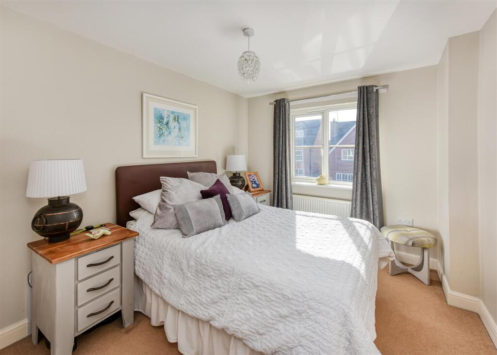 3 Riverside Gardens-bed4.jpg