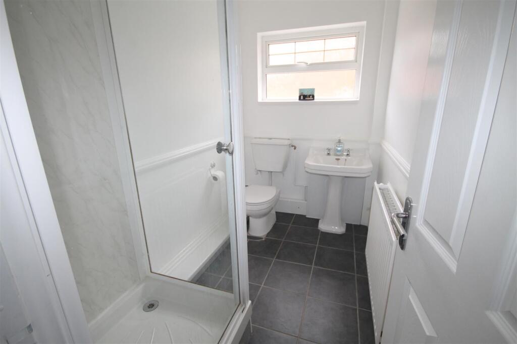 GF SHOWER ROOM.JPG