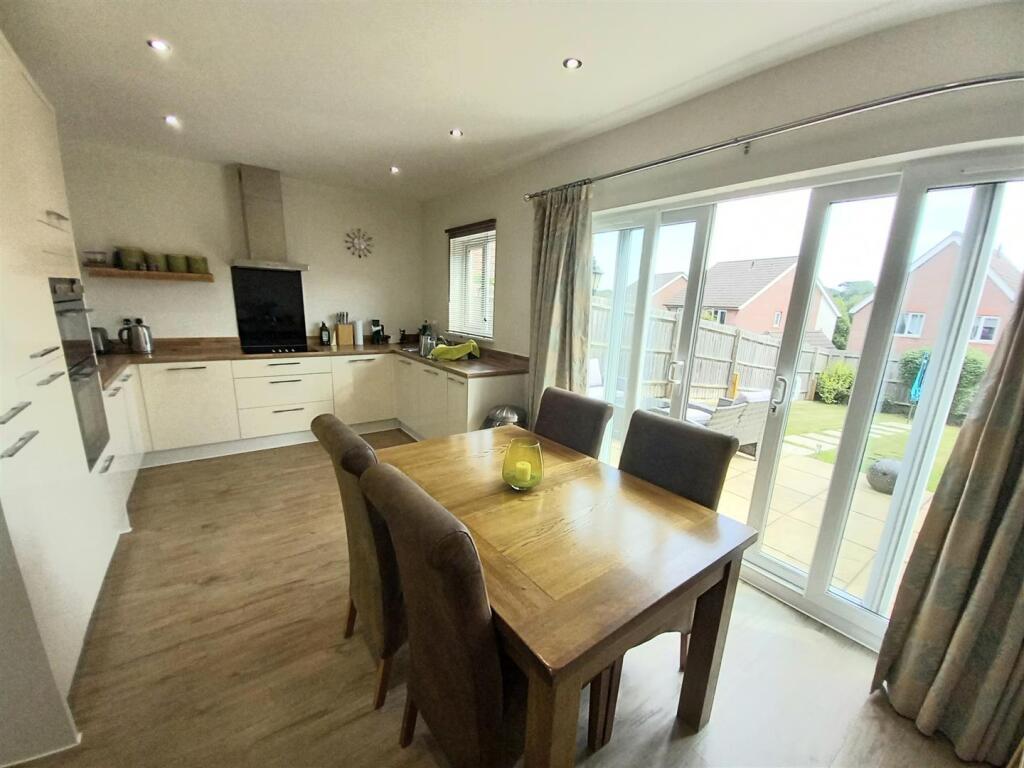 17 Hughes Gdns Kitchen.jpg