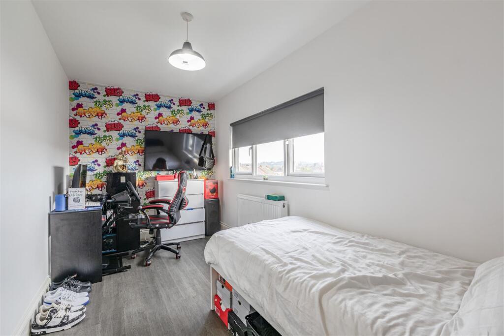 28 Cornwall Avenue, Byfleet, KT14 7EY - 1.jpg