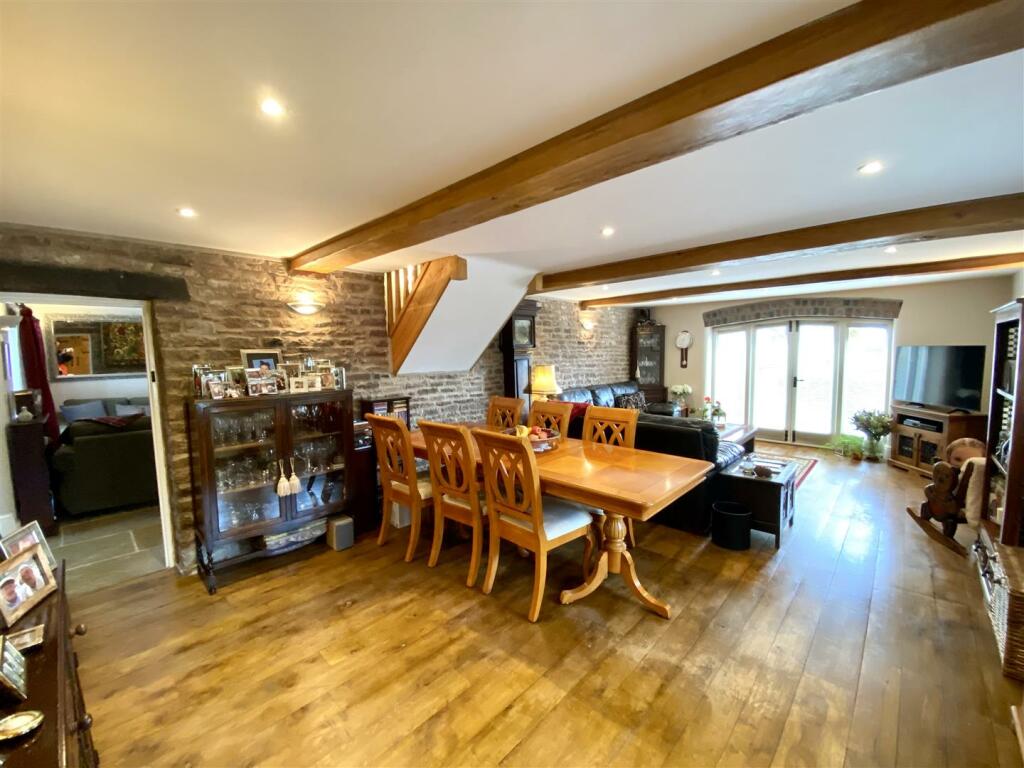 SITTING/DINING ROOM