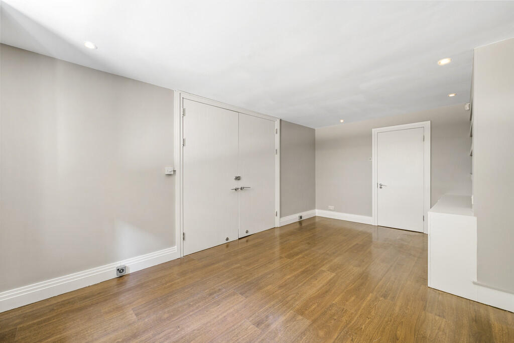 8 Coral Row, SW11...