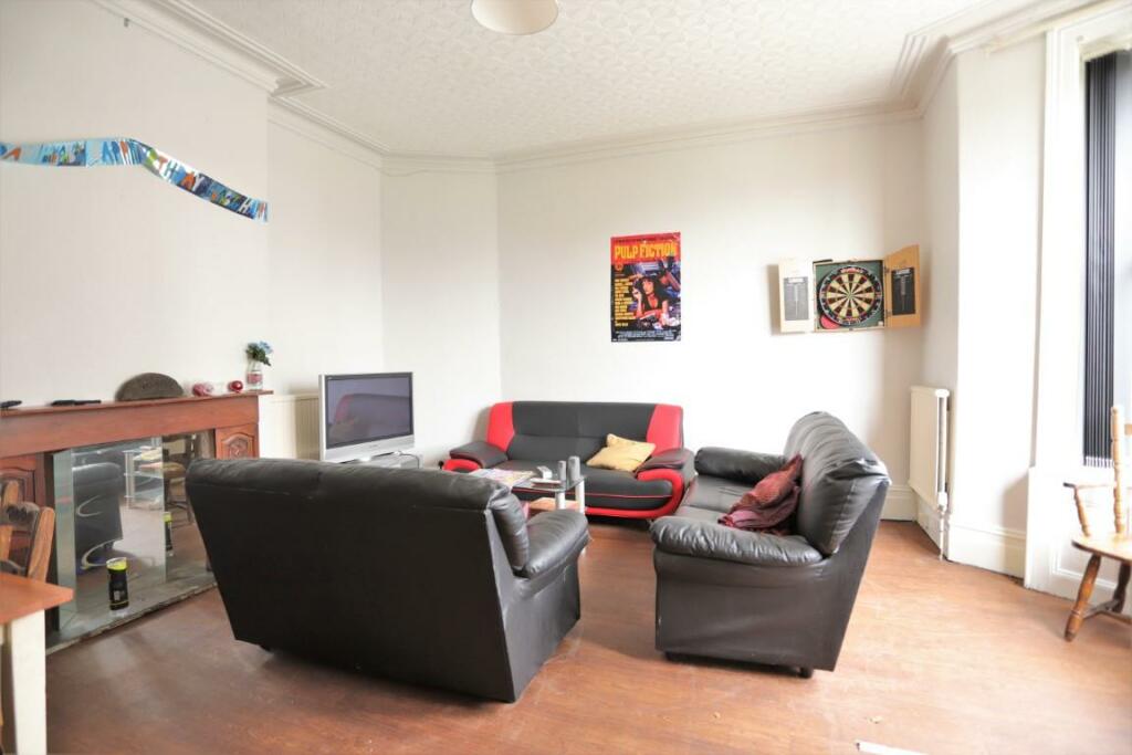 Student-letting-agent.jpg