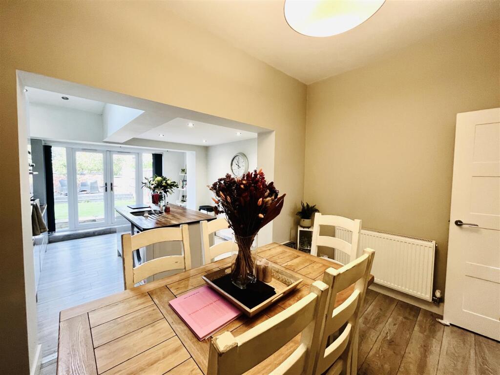 Live in Dining Kitchen