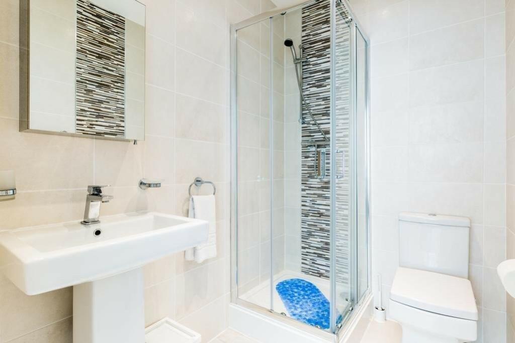 166586_100714011437_IMG_04_0000